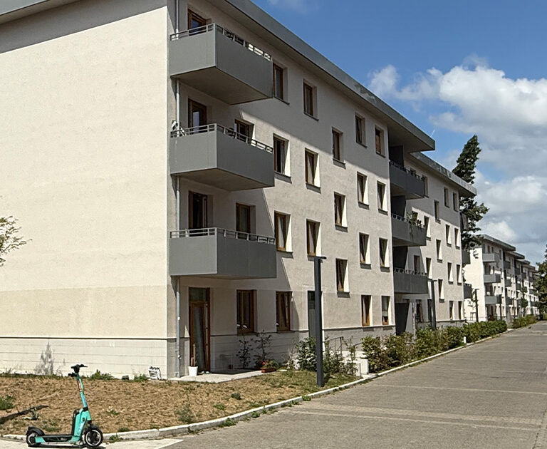 Helle Hausfassade von neuen Wohnhäusern