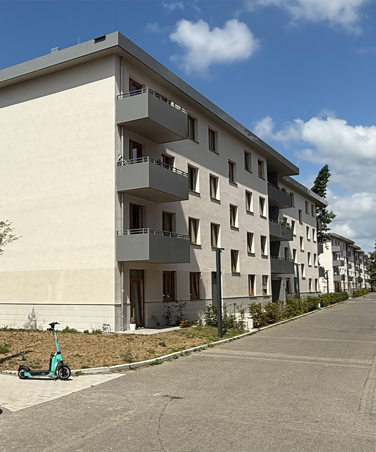 Helle Hausfassade von neuen Wohnhäusern