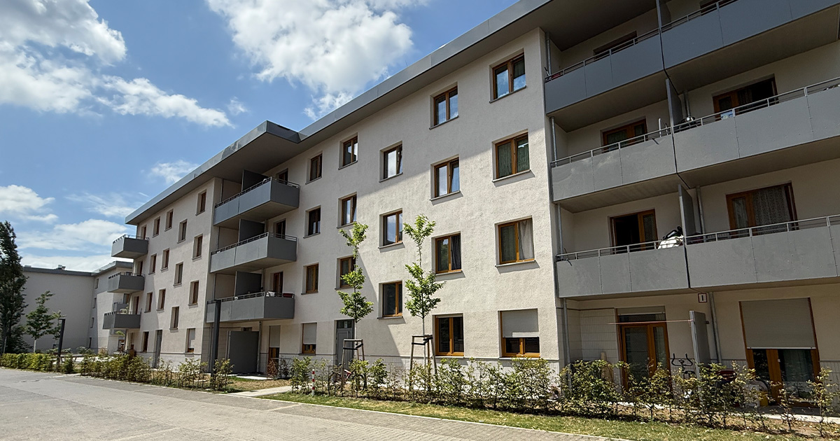 Helle Hausfassade von neuen Wohnhäusern