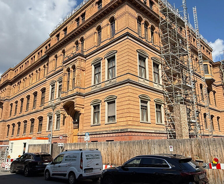 Alte Fassade mit roten Backstein