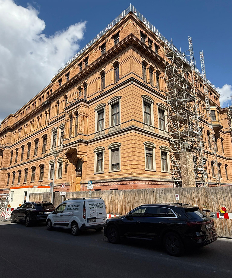 Alte Fassade mit roten Backstein