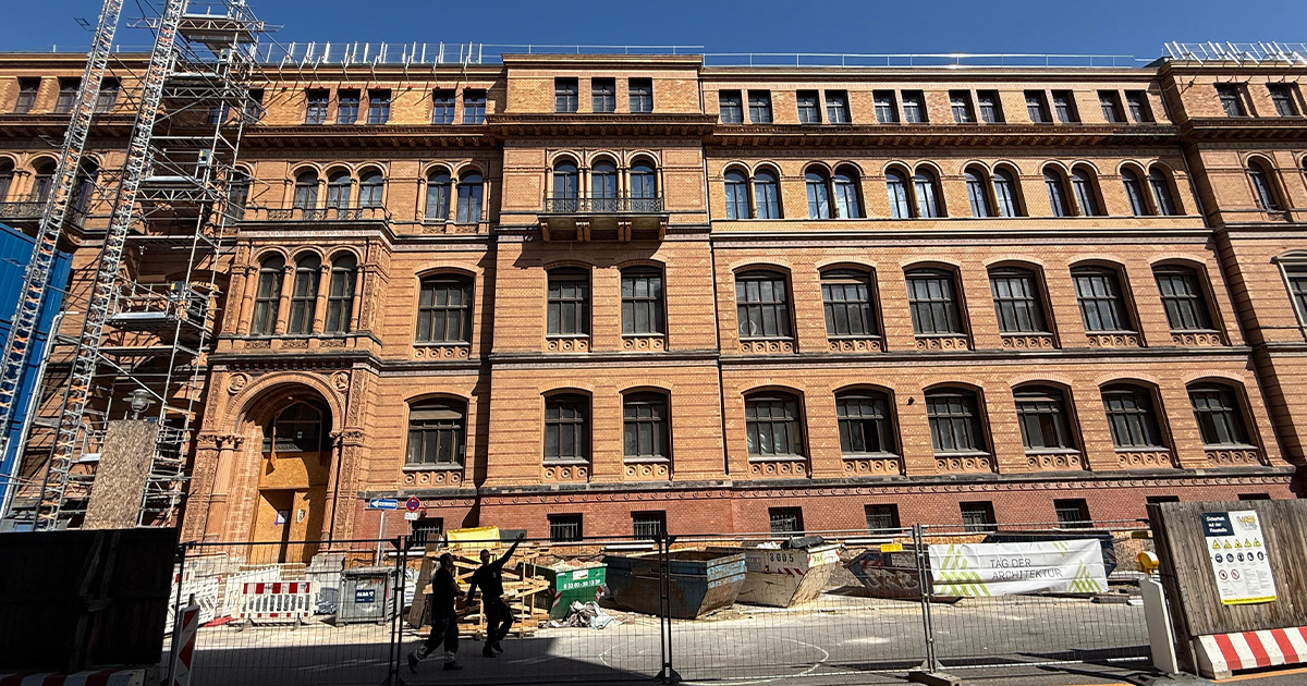 Alte Fassade mit rotem Backstein