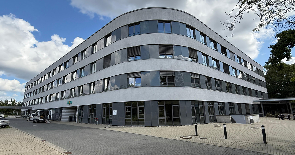 Fassade eines Krankenhauses