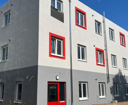 Häuserfassade mit roten Elementen