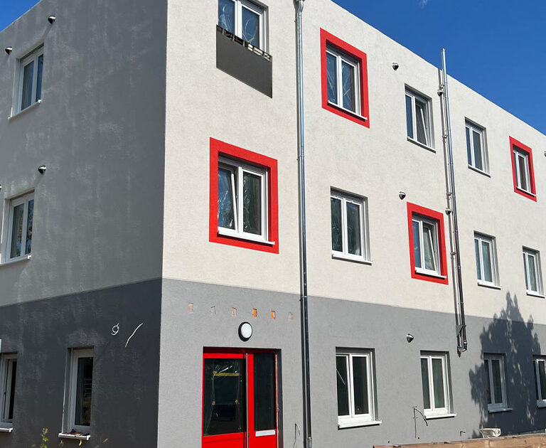 Häuserfassade mit roten Elementen