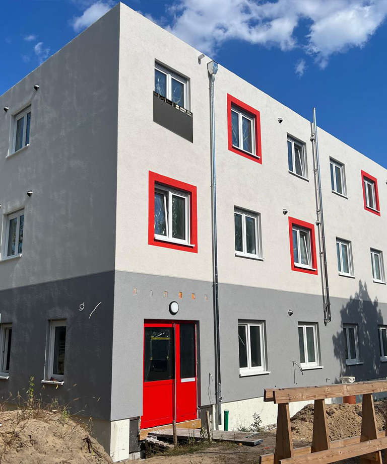 Häuserfassade mit roten Elementen