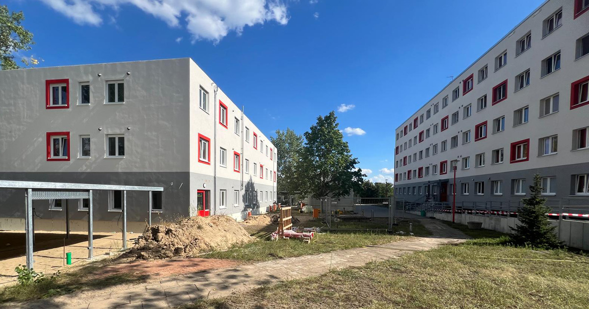 Häuserfassade mit roten Elementen