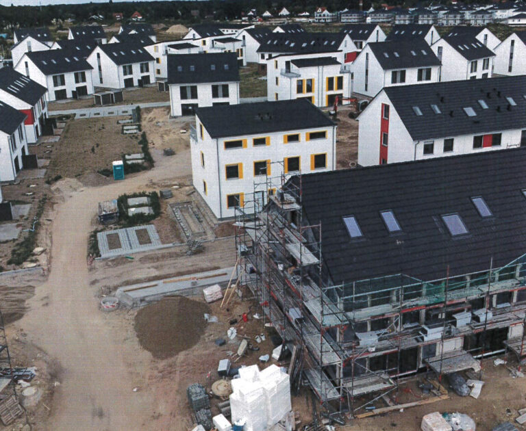 Einige neue Häuser zum Teil mnoch mit Gerüst