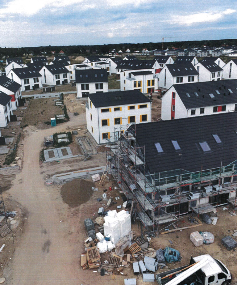 Einige neue Häuser zum Teil mnoch mit Gerüst