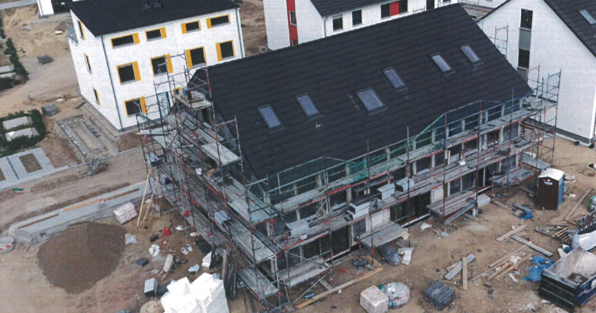 Einige neue Häuser zum Teil mnoch mit Gerüst