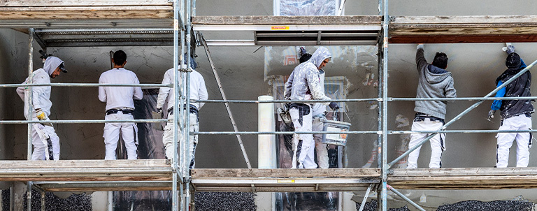 Handwerker auf einem Gerüst