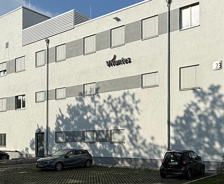 Helle Fassade von einem Krankenhaus