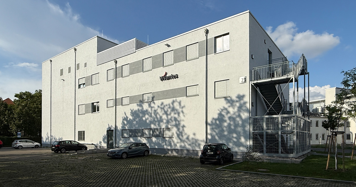 Helle Fassade von einem Krankenhaus