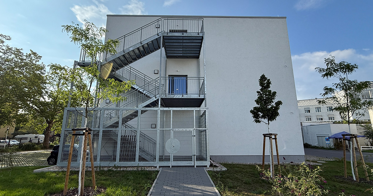 Helle Fassade von einem Krankenhaus