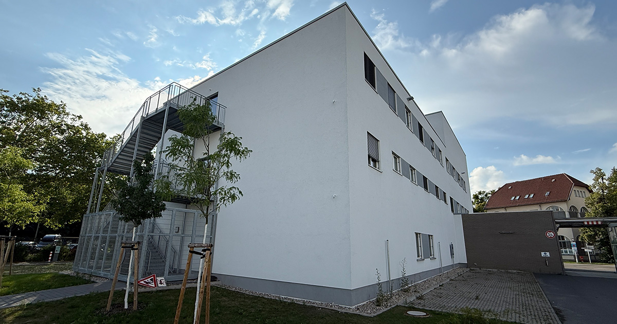 Helle Fassade von einem Krankenhaus